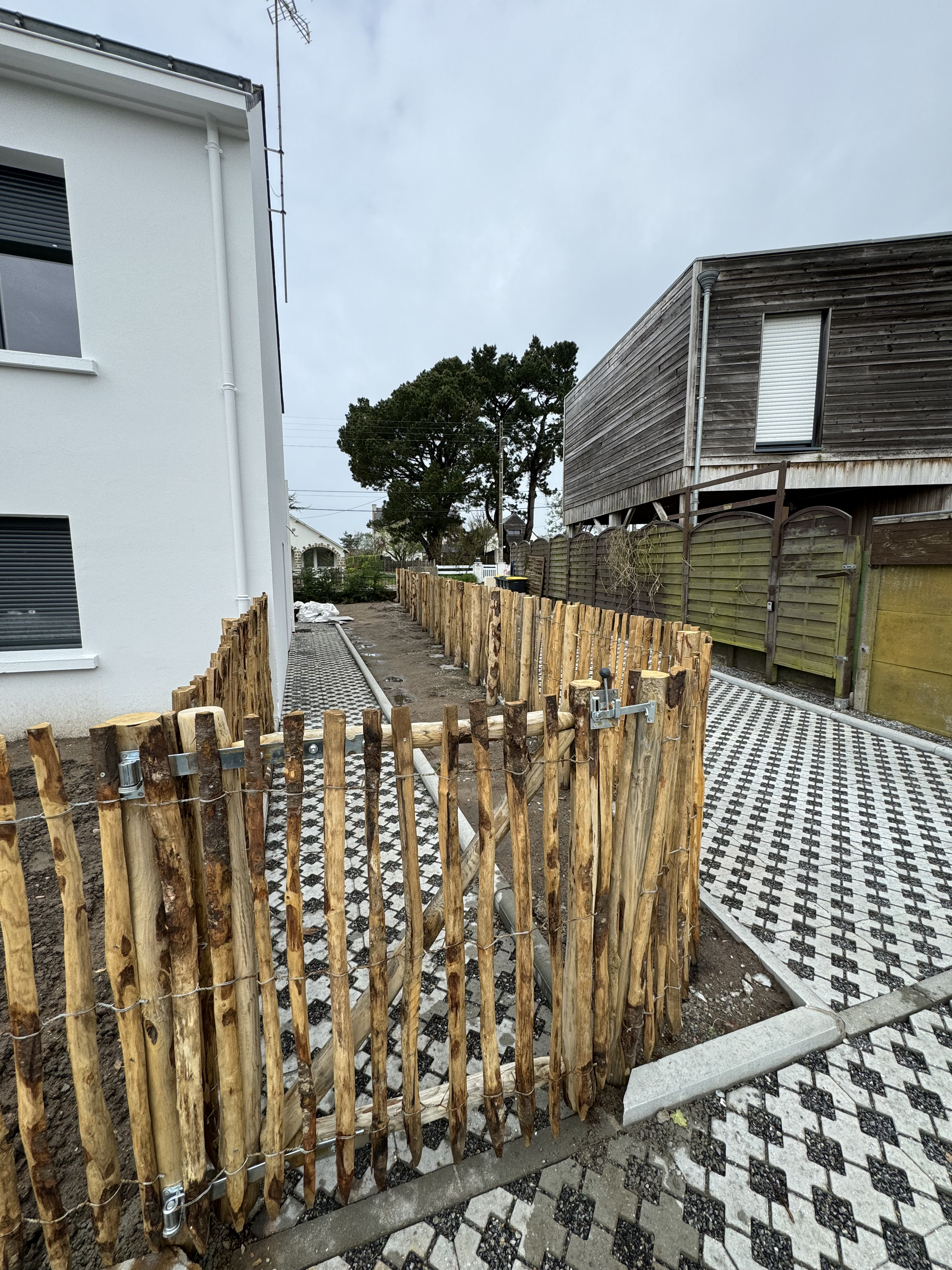 Clôture ganivelle châtaignier installée — La Turballe