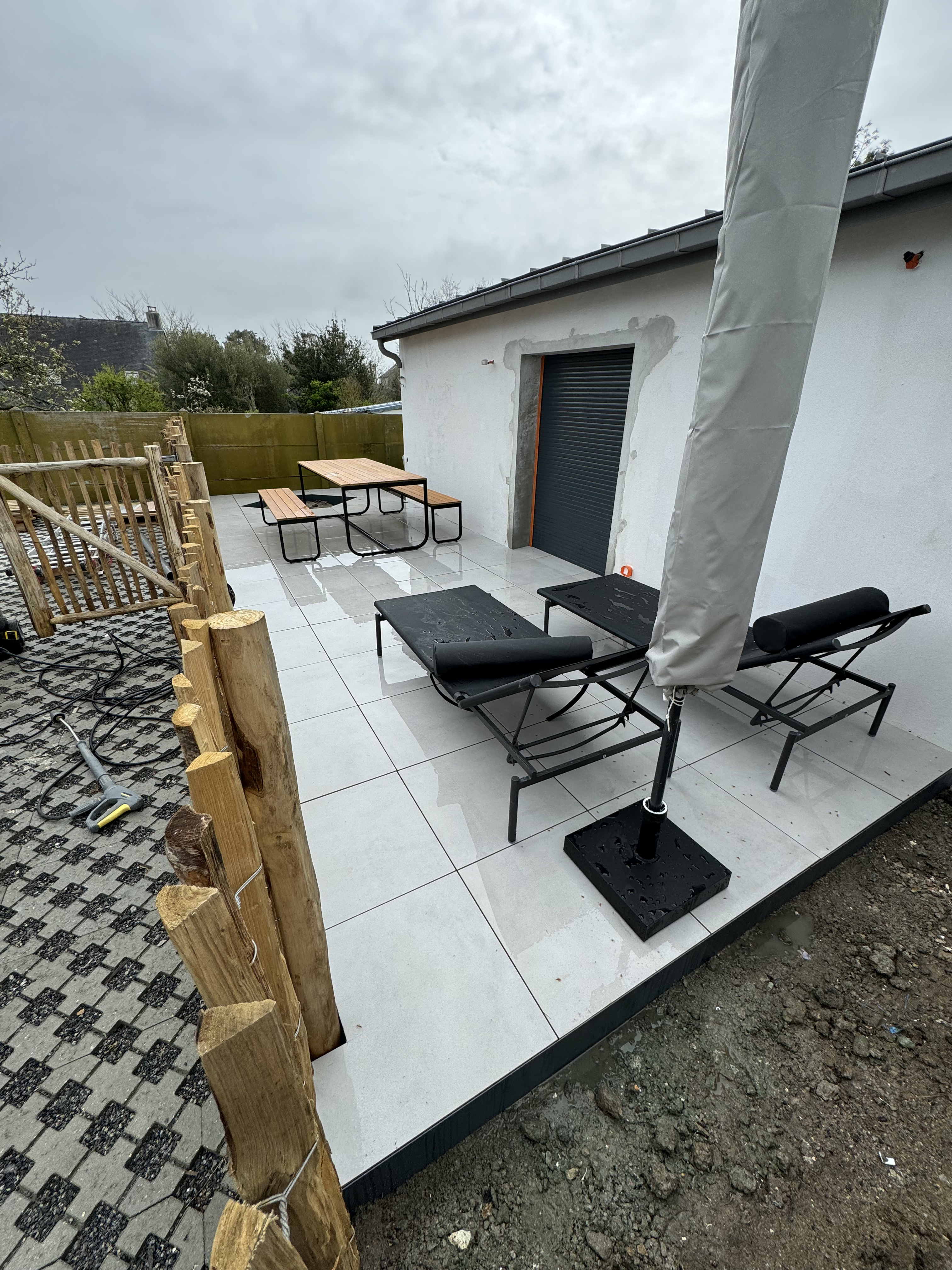 Clôture ganivelle châtaignier et dallage sur plots à La Turballe