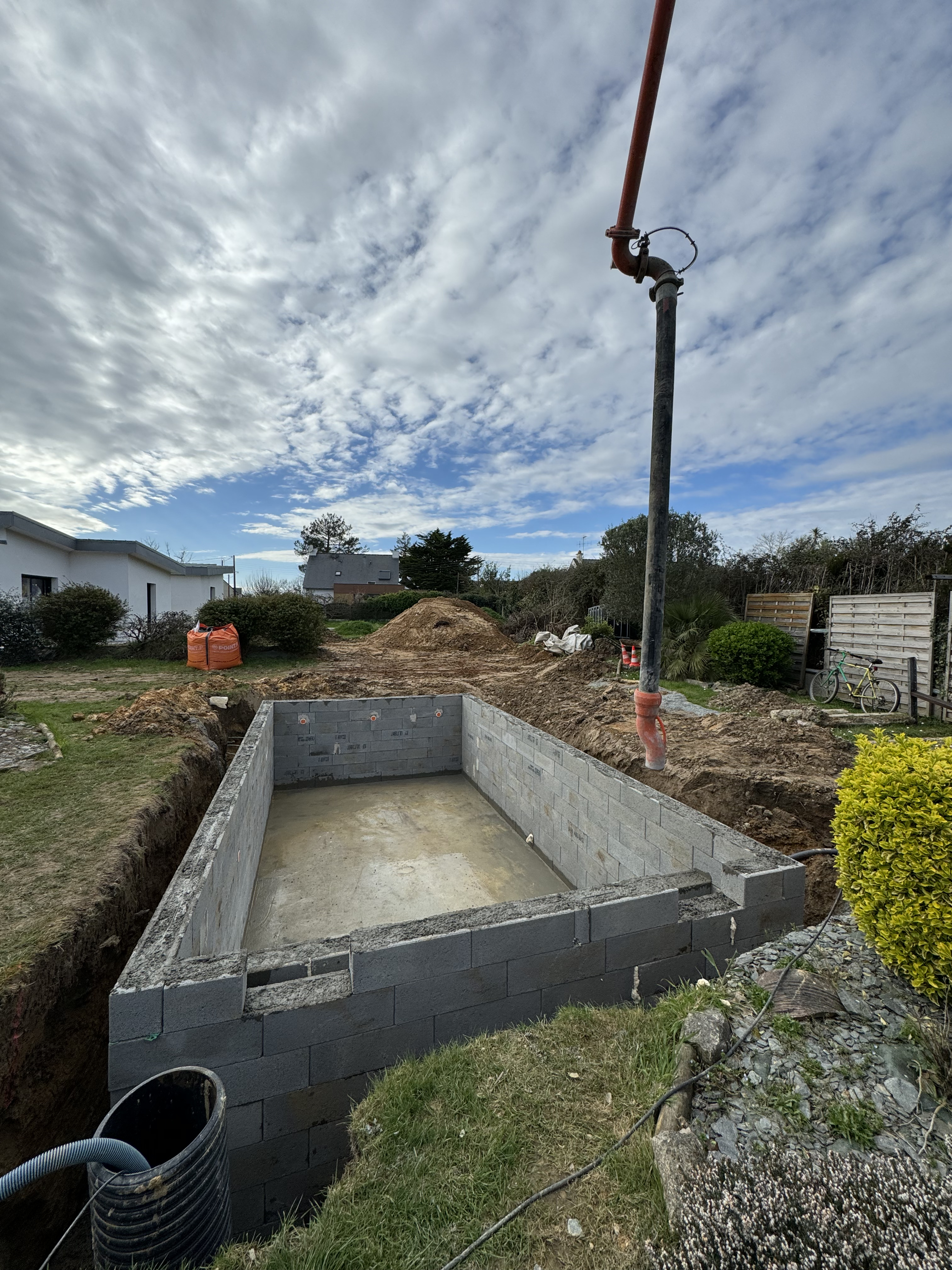 Coulage béton piscine murs Stepoc Saint-Lyphard