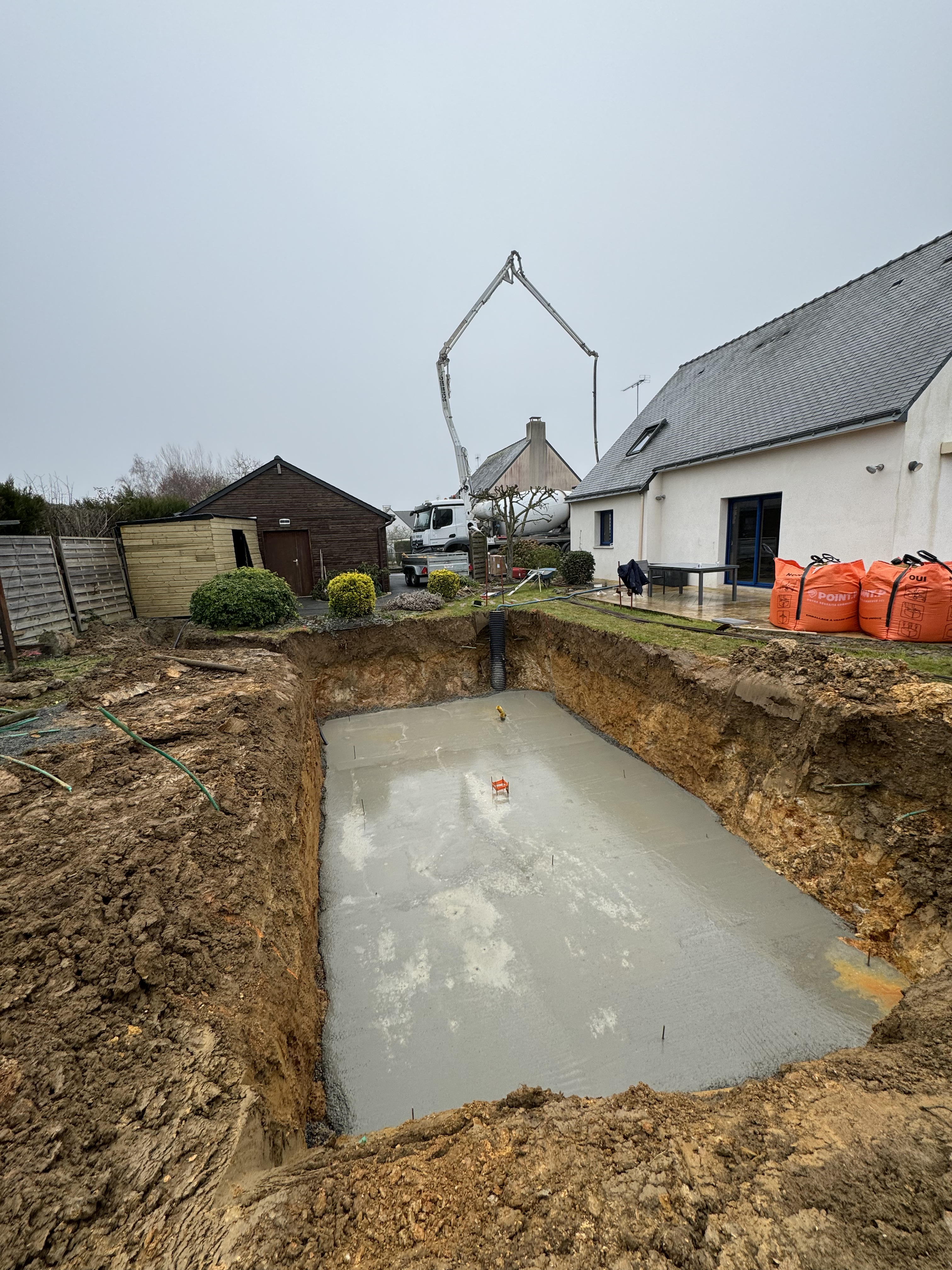 Coulage du radier ferraillé pour piscine maçonnée — Saint-Lyphard
