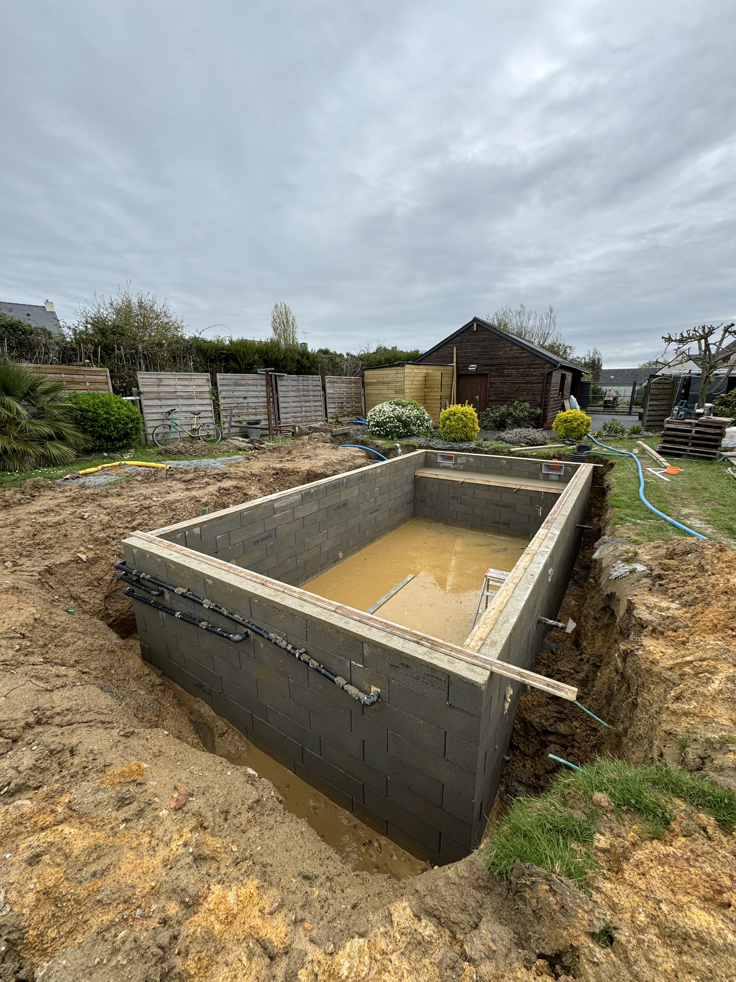Finition bassin maçonné en cours — piscine Saint-Lyphard