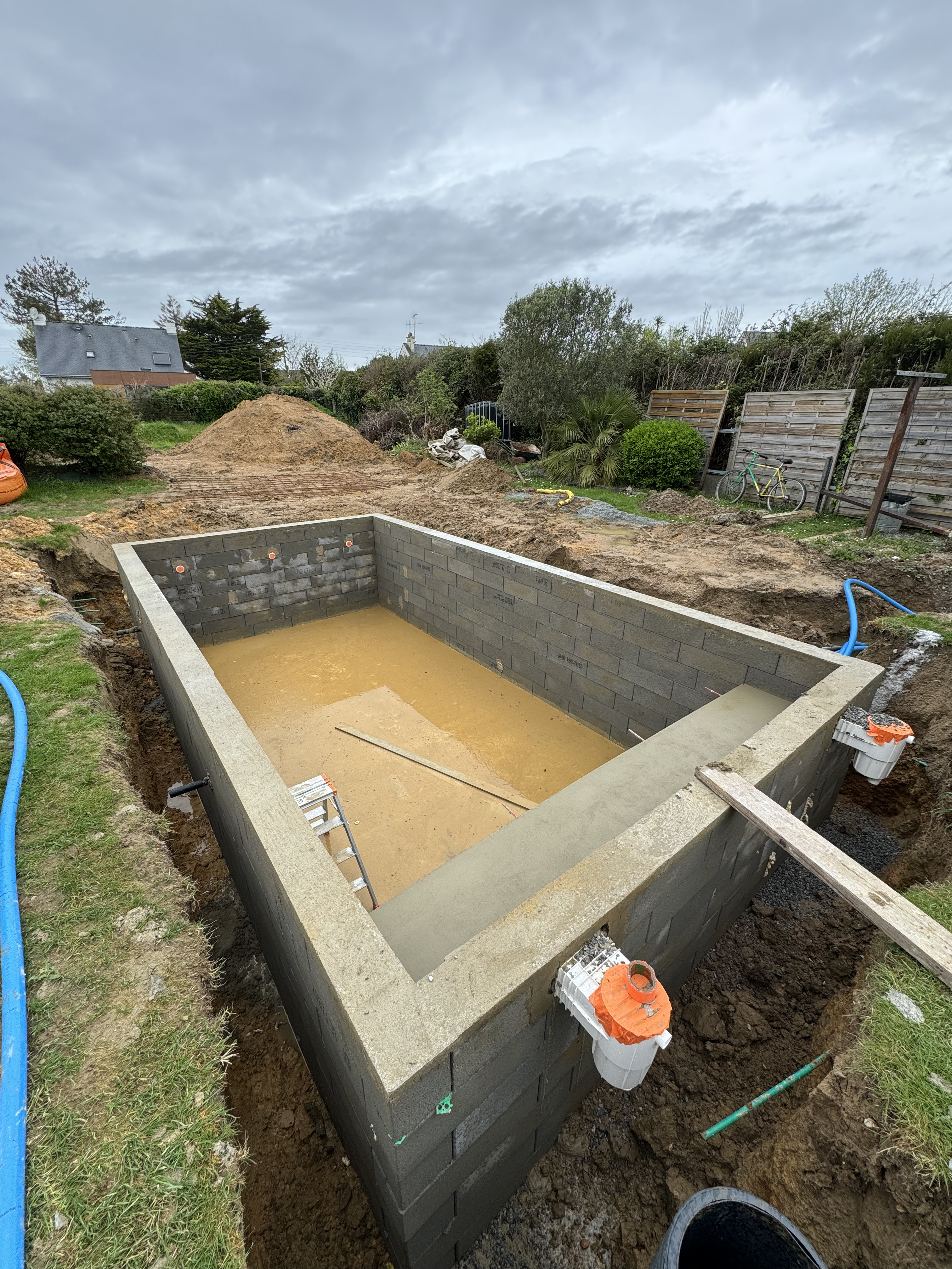 Bassin maçonné avec margelles posées et mise en eau — Saint-Lyphard