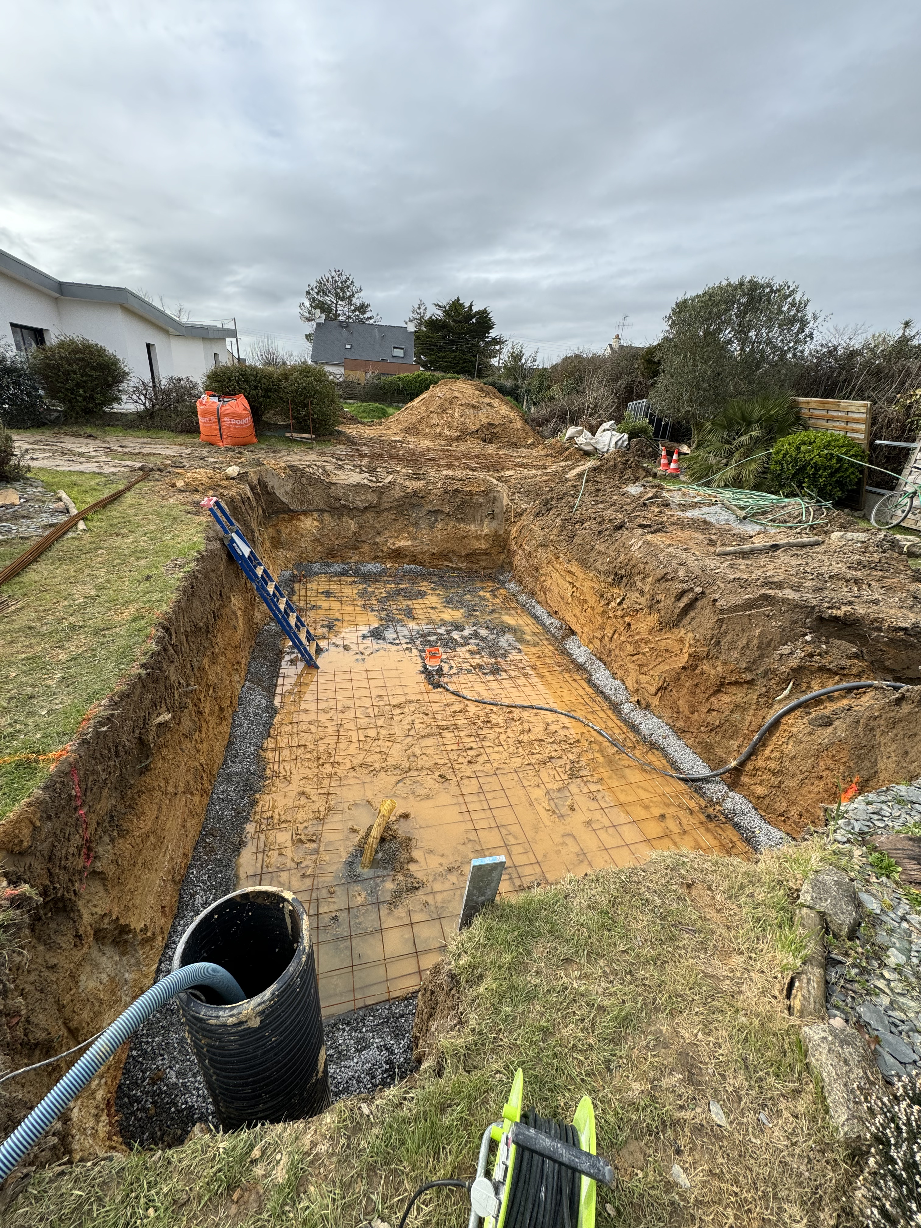 Radier ferraillé avant coulage béton — piscine Saint-Lyphard