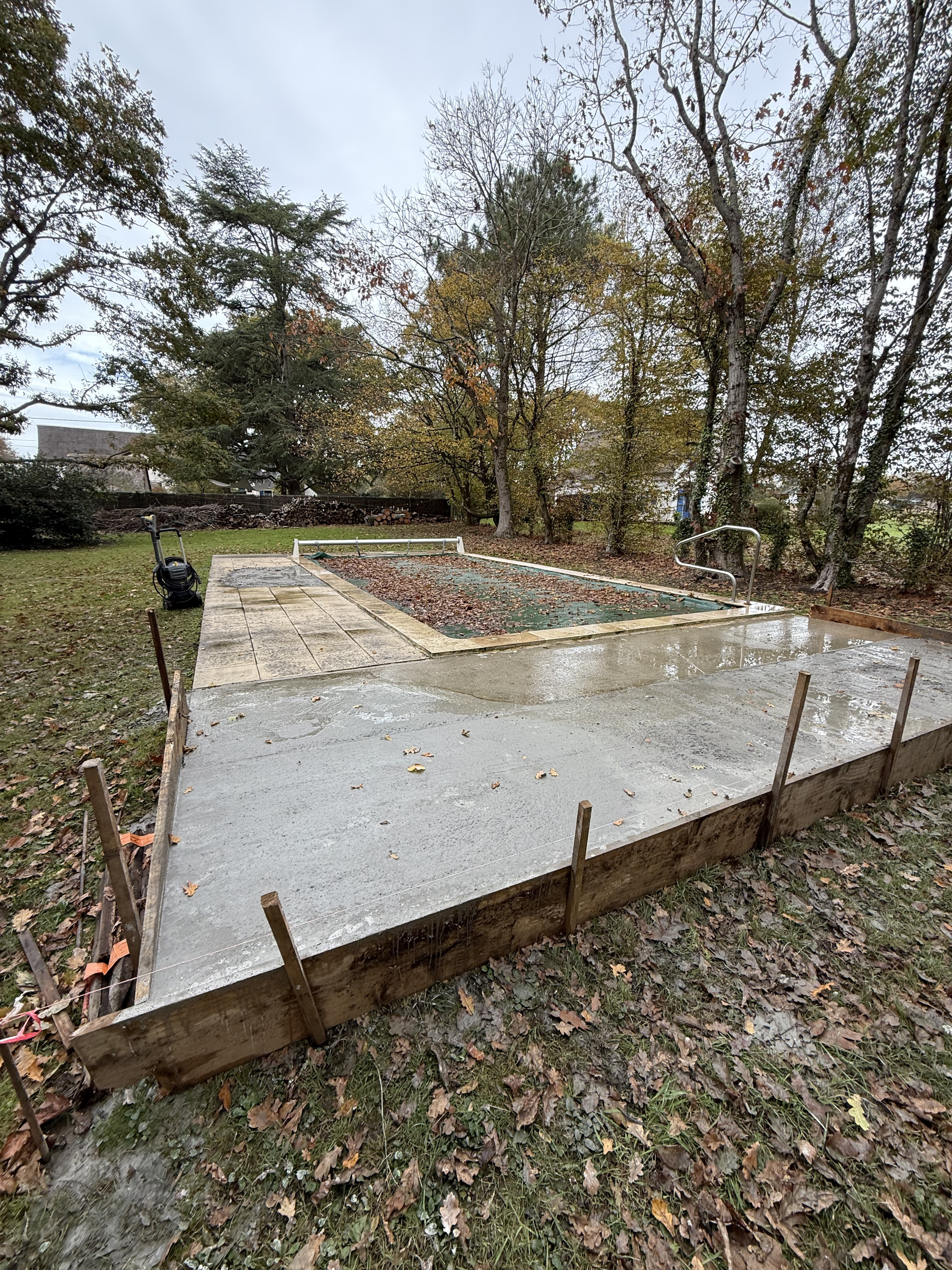 Coulage dalle béton pour agrandissement terrasse piscine à Saint-Lyphard