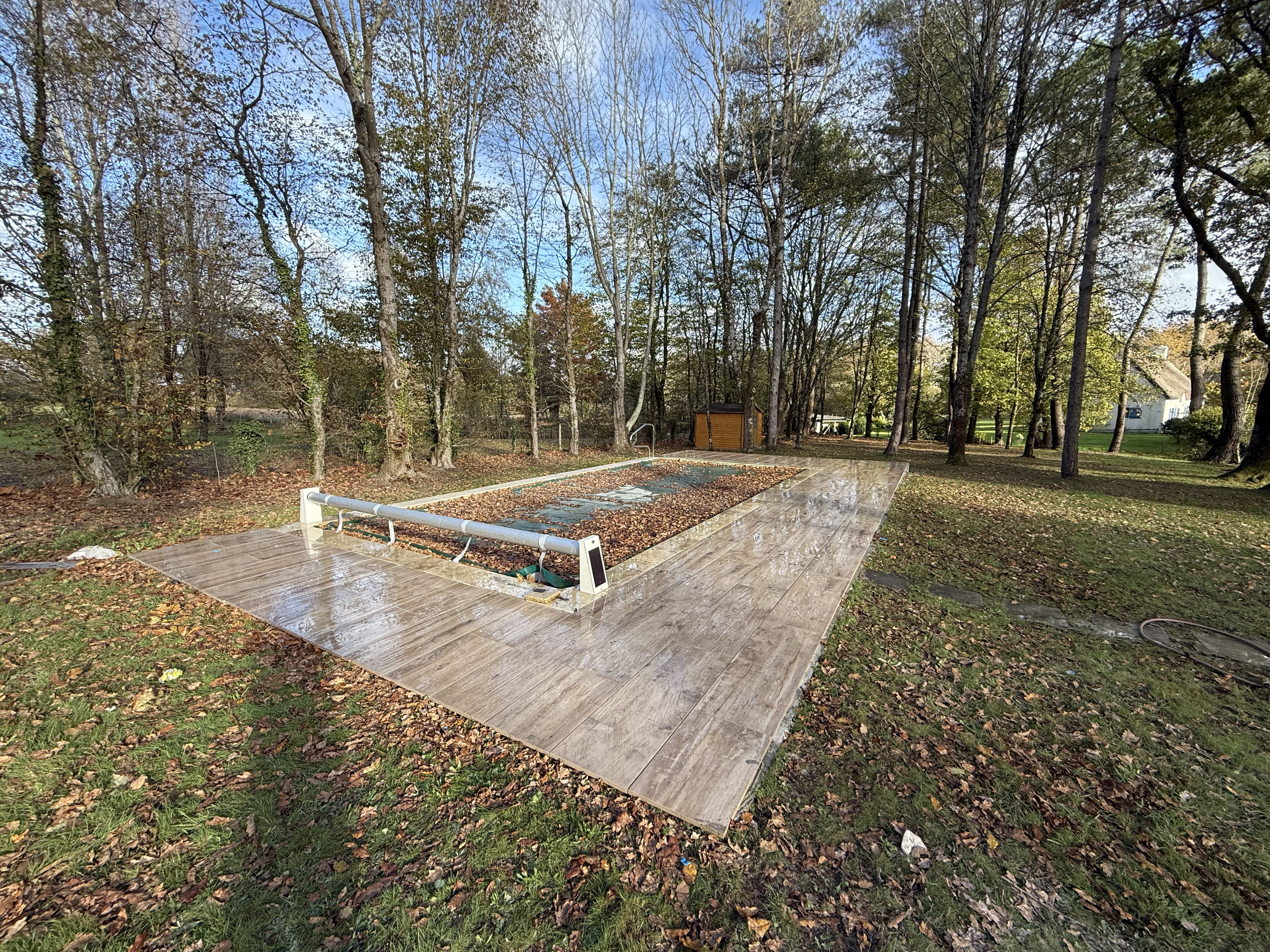 Dallage imitation parquet collé au Duoflex — terrasse piscine Saint-Lyphard
