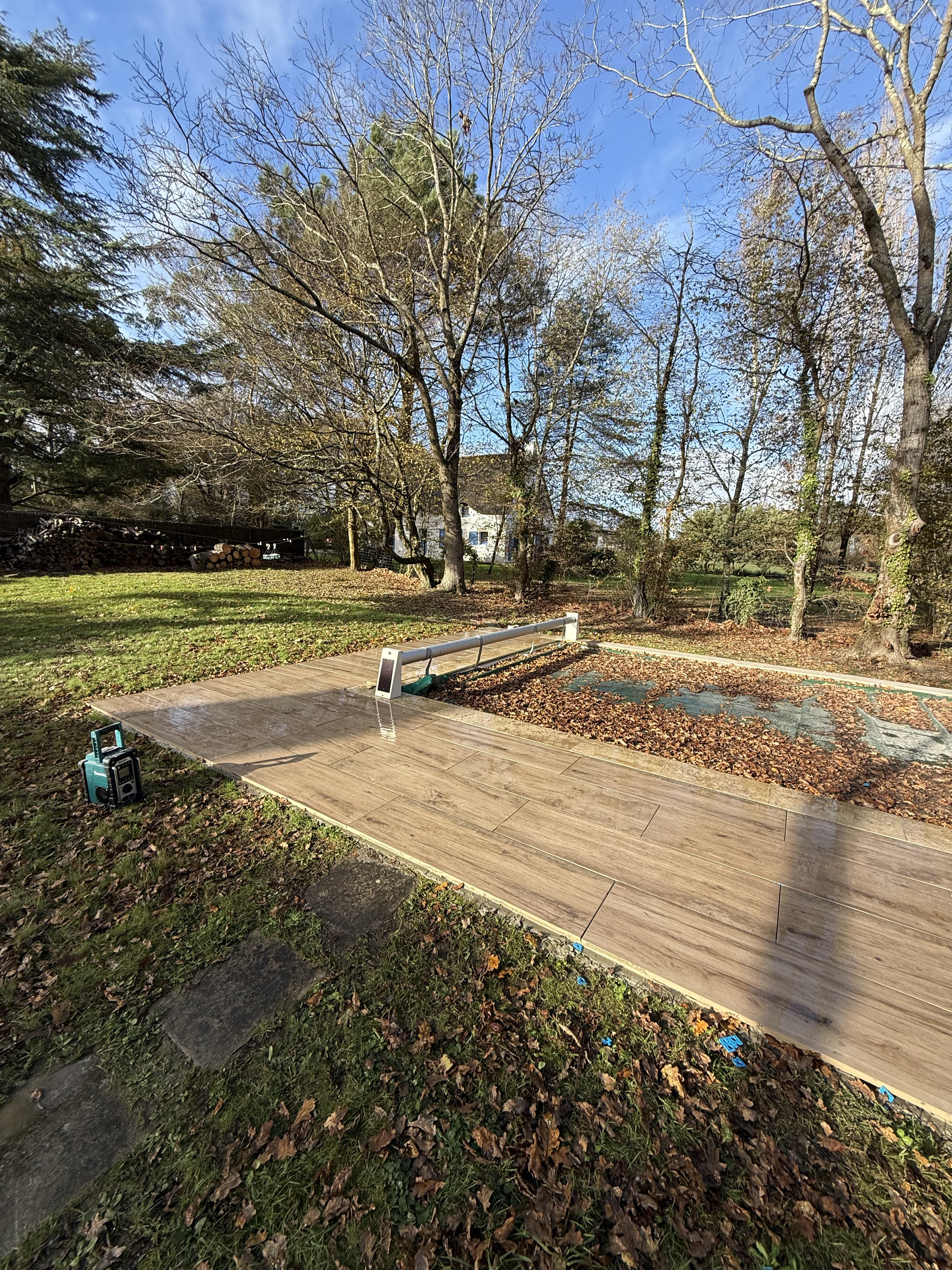 Vue d'ensemble terrasse dallage imitation parquet terminée — Saint-Lyphard