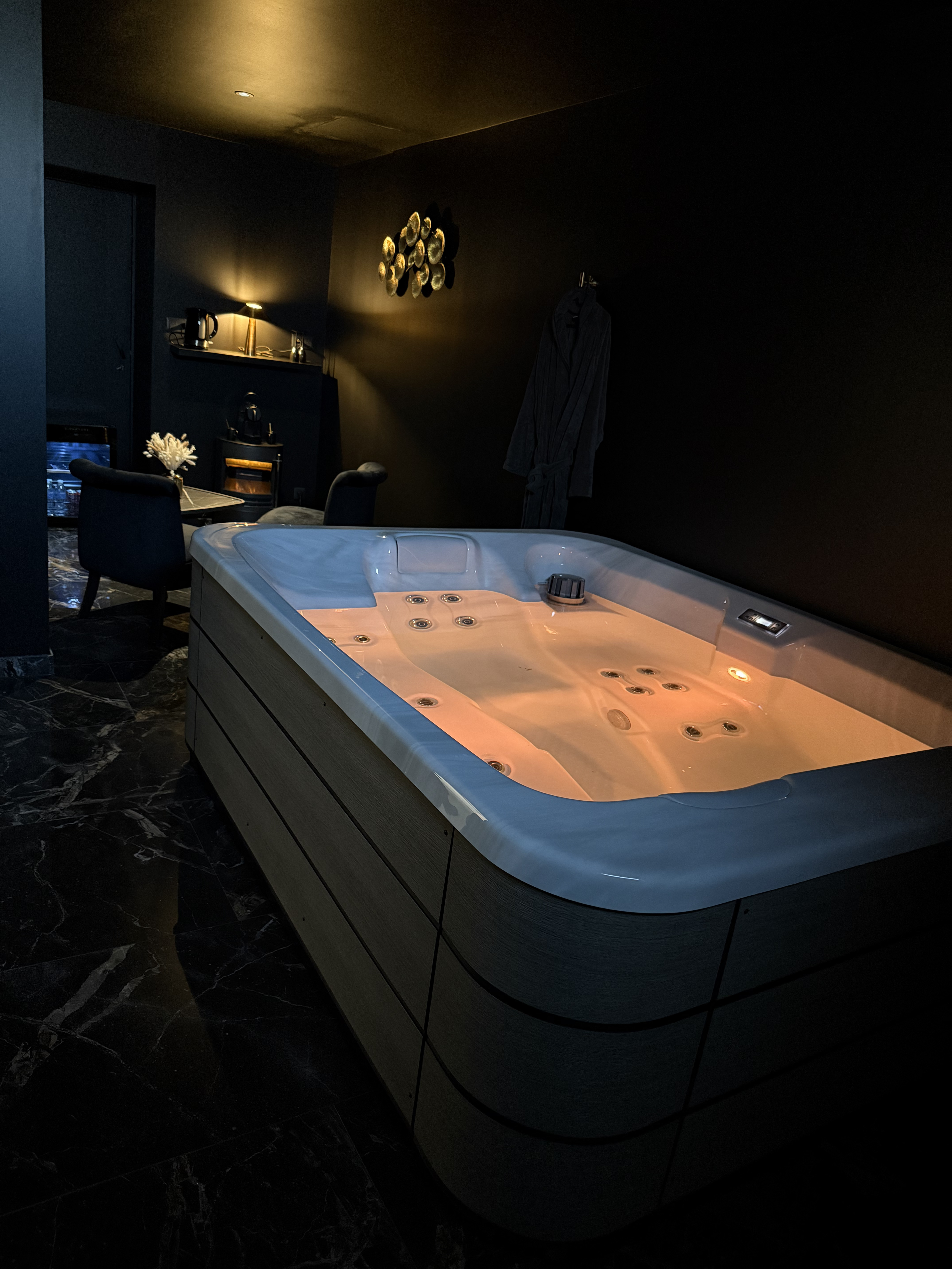 SPA avec éclairage ambiance installé en love room — Nivillac
