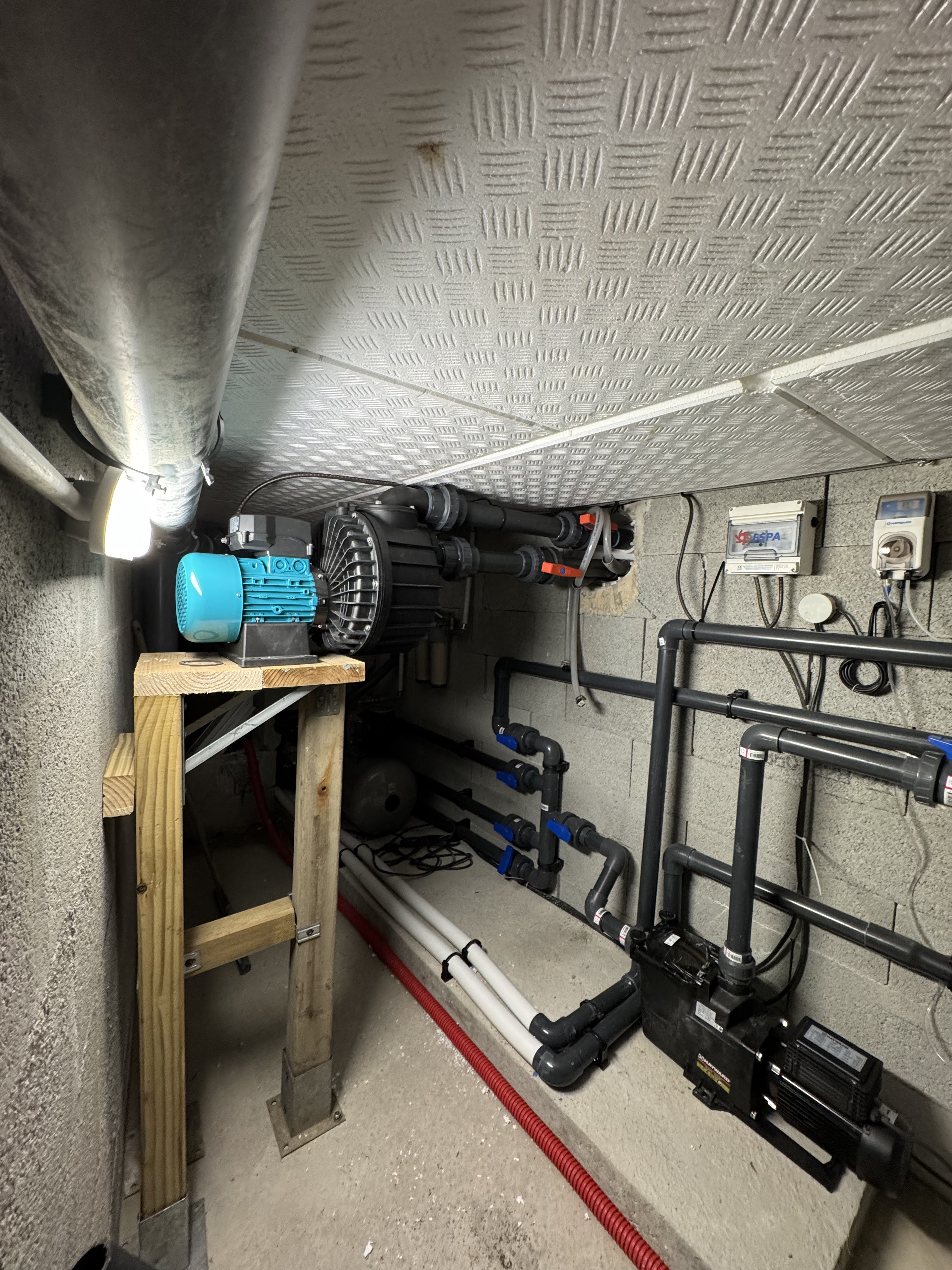Réseau hydraulique complet avant noyage — piscine intérieure Lorient