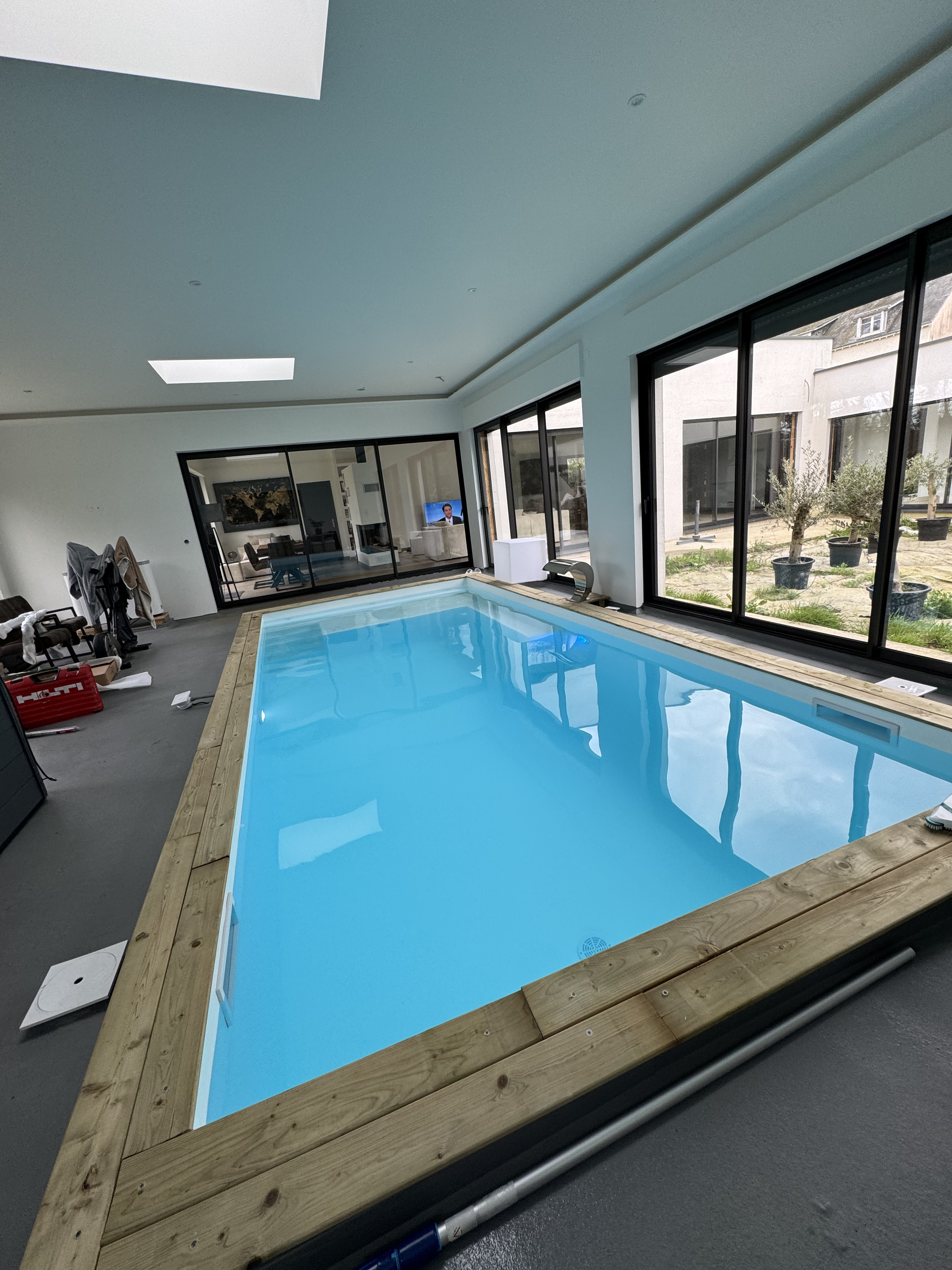 Piscine intérieure terminée après installation réseau hydraulique — Lorient