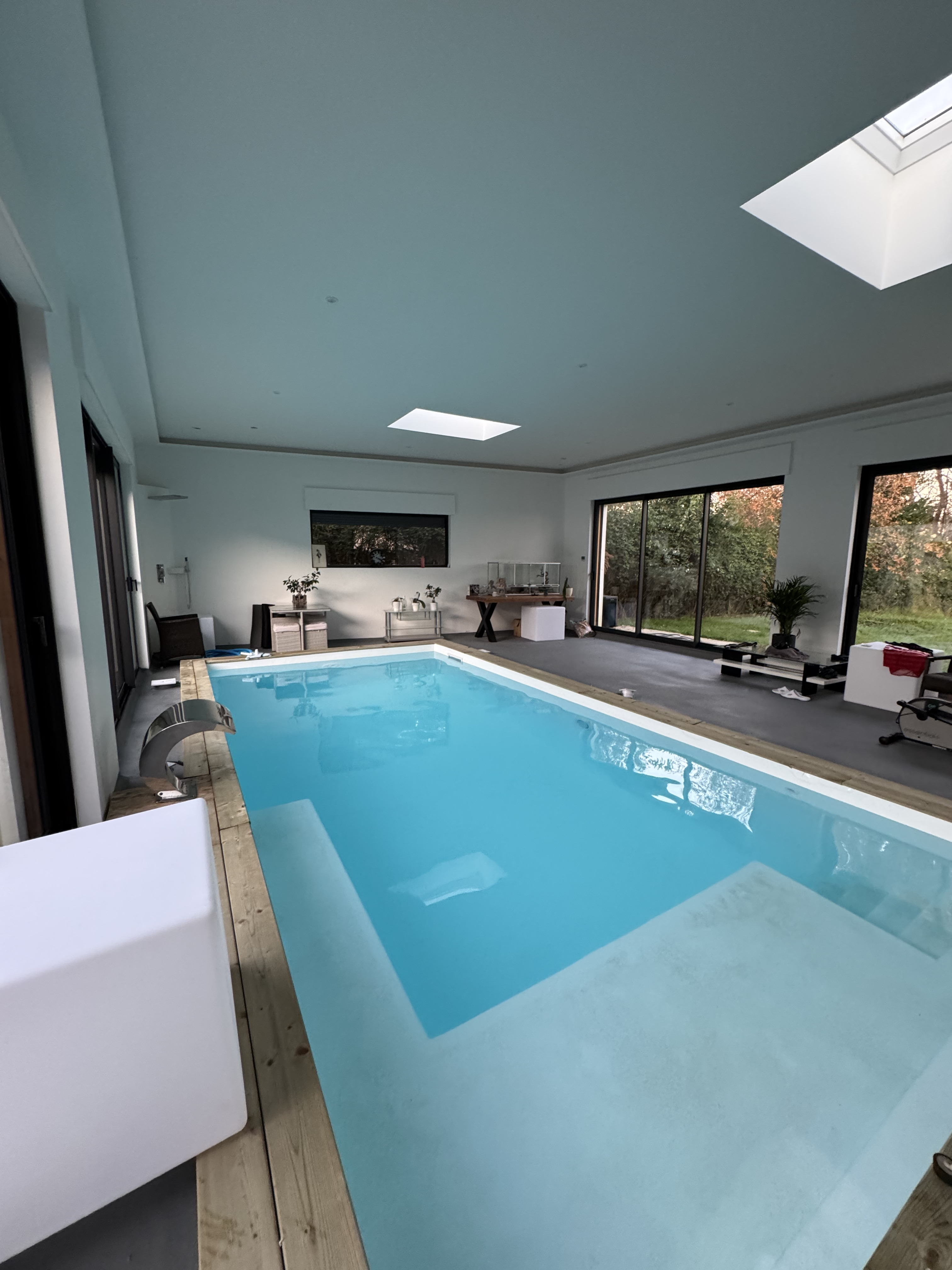 Piscine intérieure terminée vue d'ensemble — Lorient