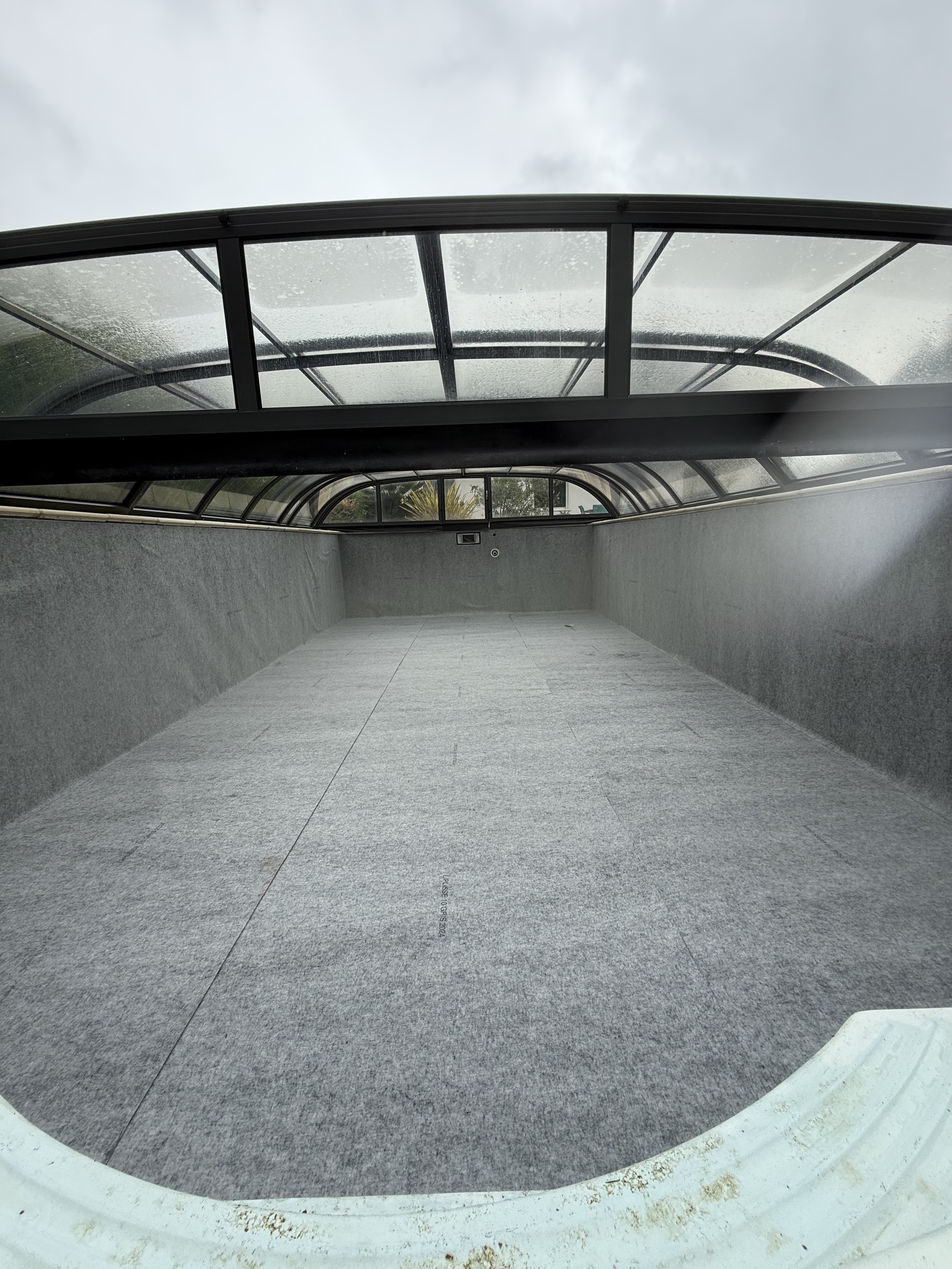 Pose de la feutrine de protection avant le liner — piscine Séverac