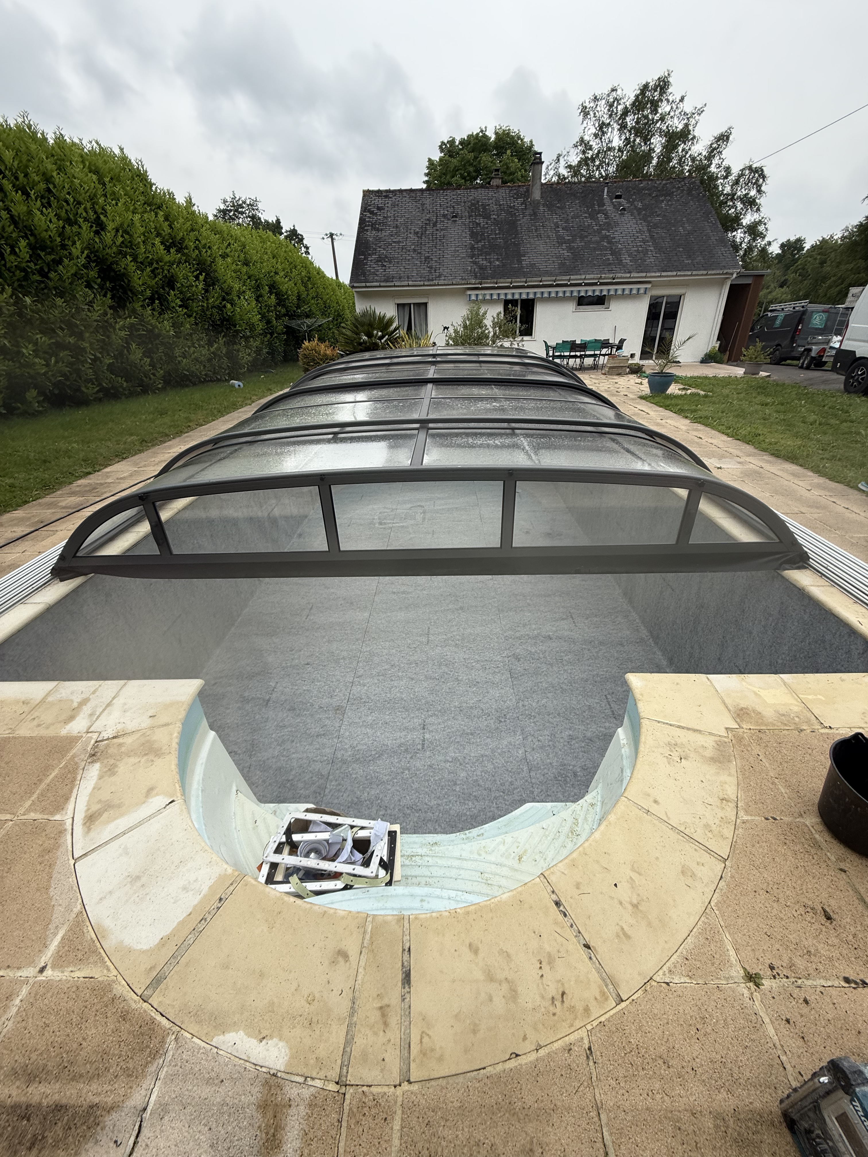 Feutrine installée sur les parois du bassin avant la pose du liner — Séverac