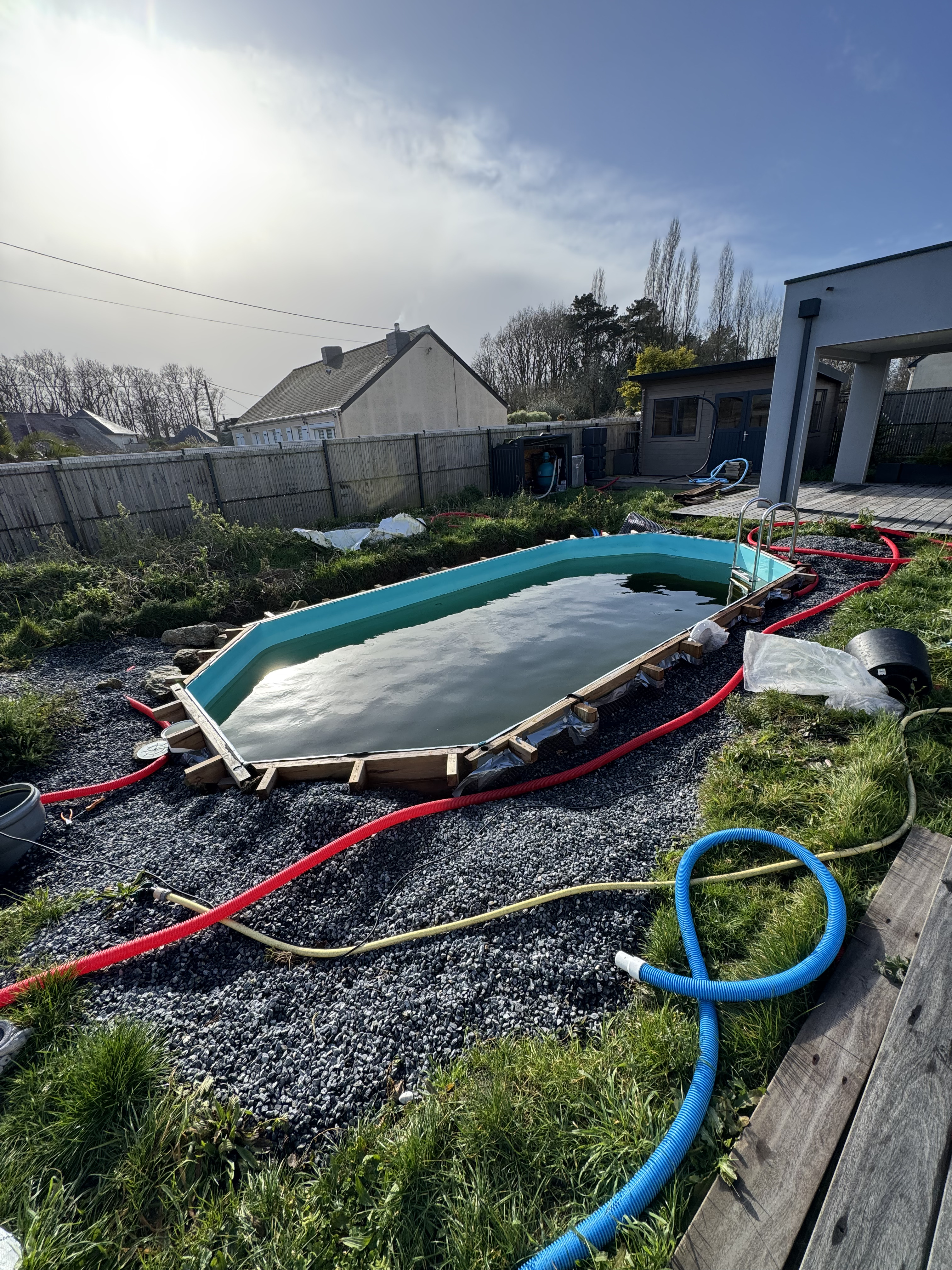 Ancienne piscine hors sol en bois avant démolition pour rénovation à Prinquiau