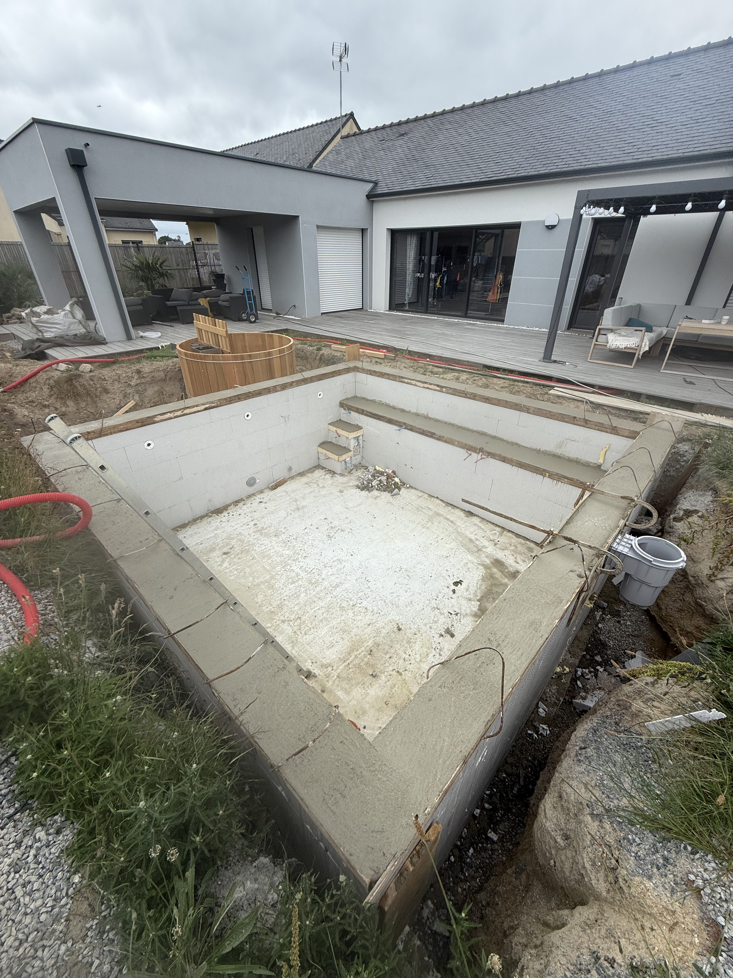 Bassin en polystyrène béton en cours de finition maçonnerie — Prinquiau