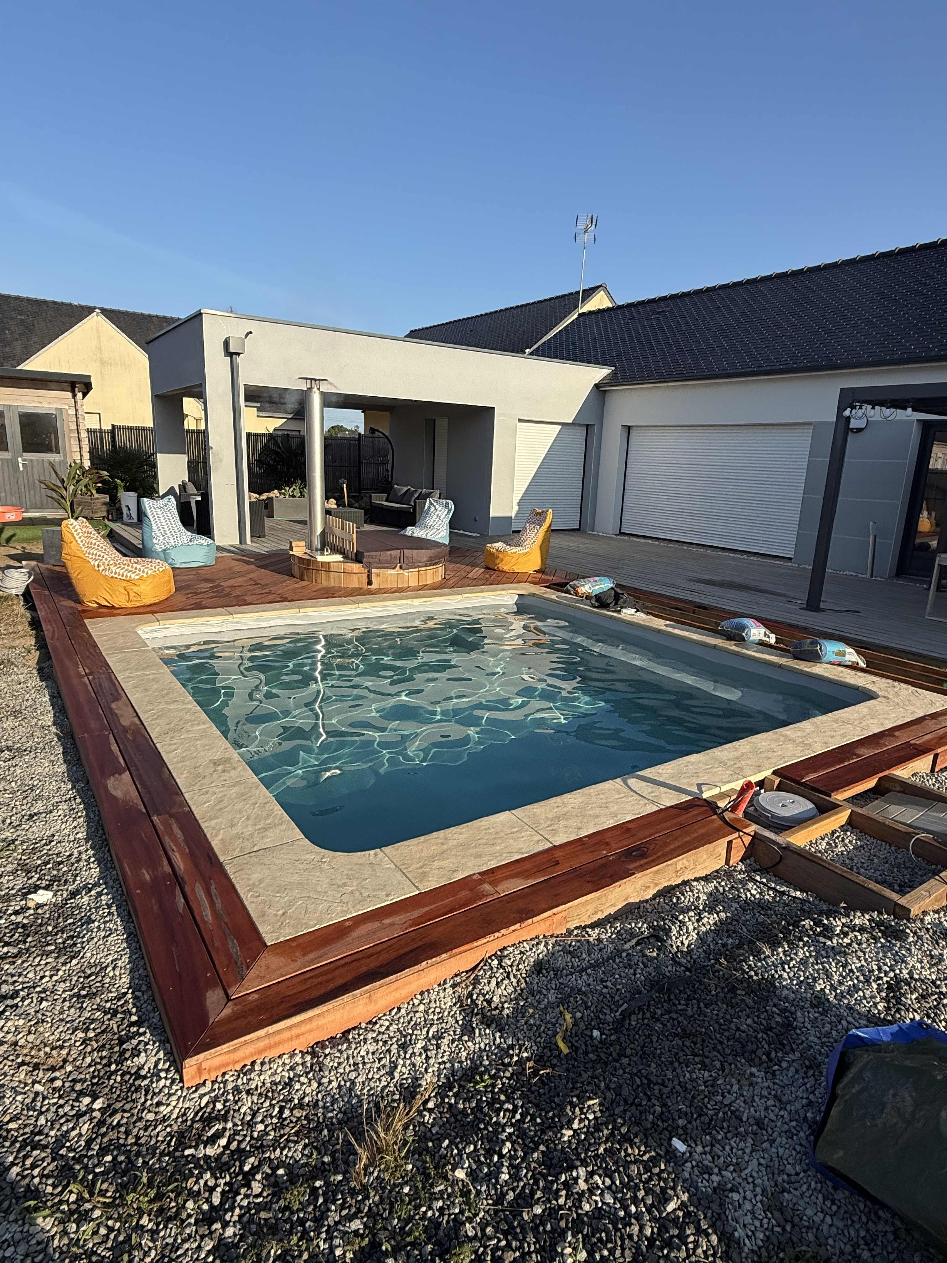 Piscine polystyrène liner gris terminée après rénovation — Prinquiau