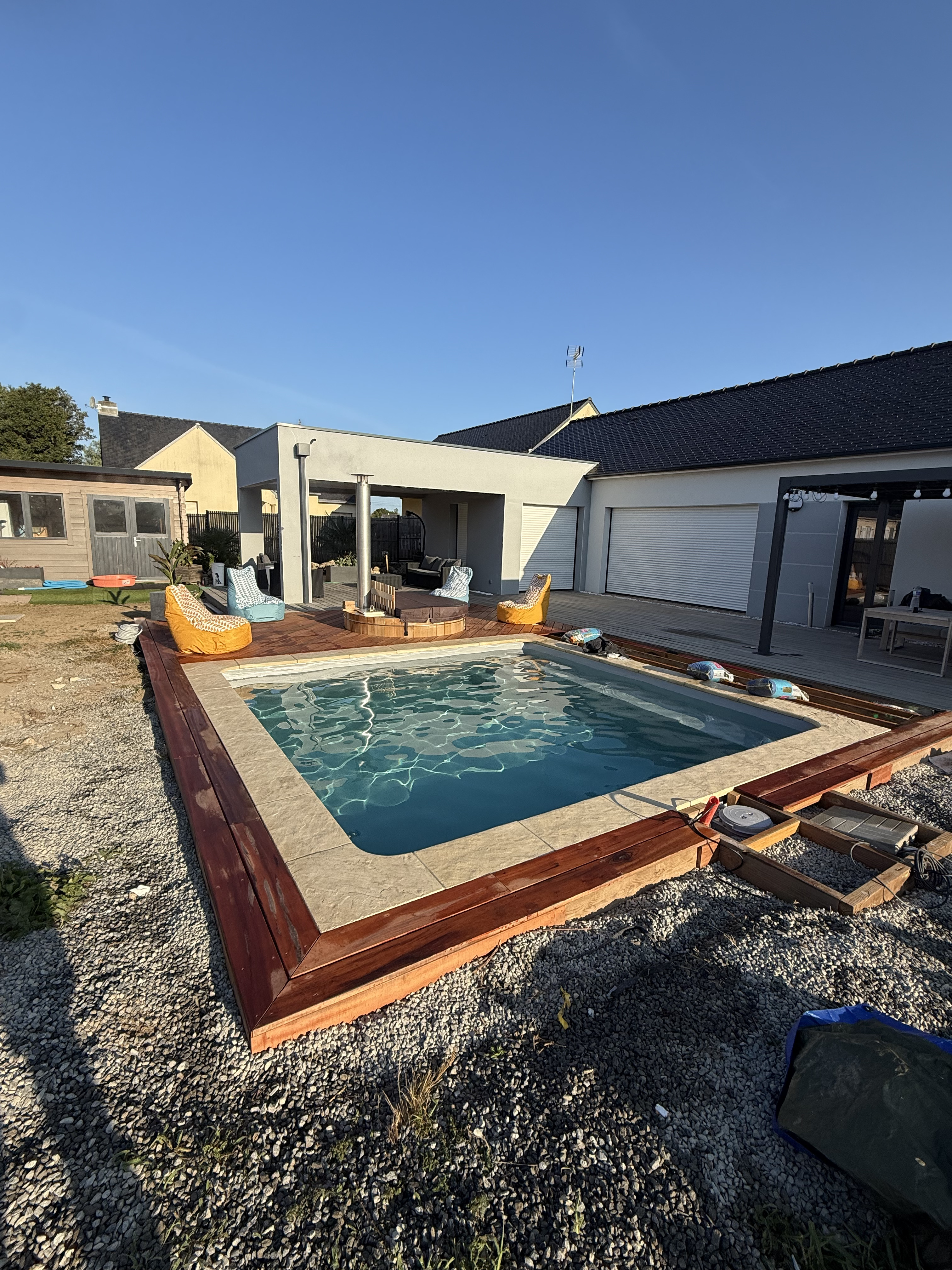 Piscine polystyrène béton liner gris en eau — vue latérale Prinquiau