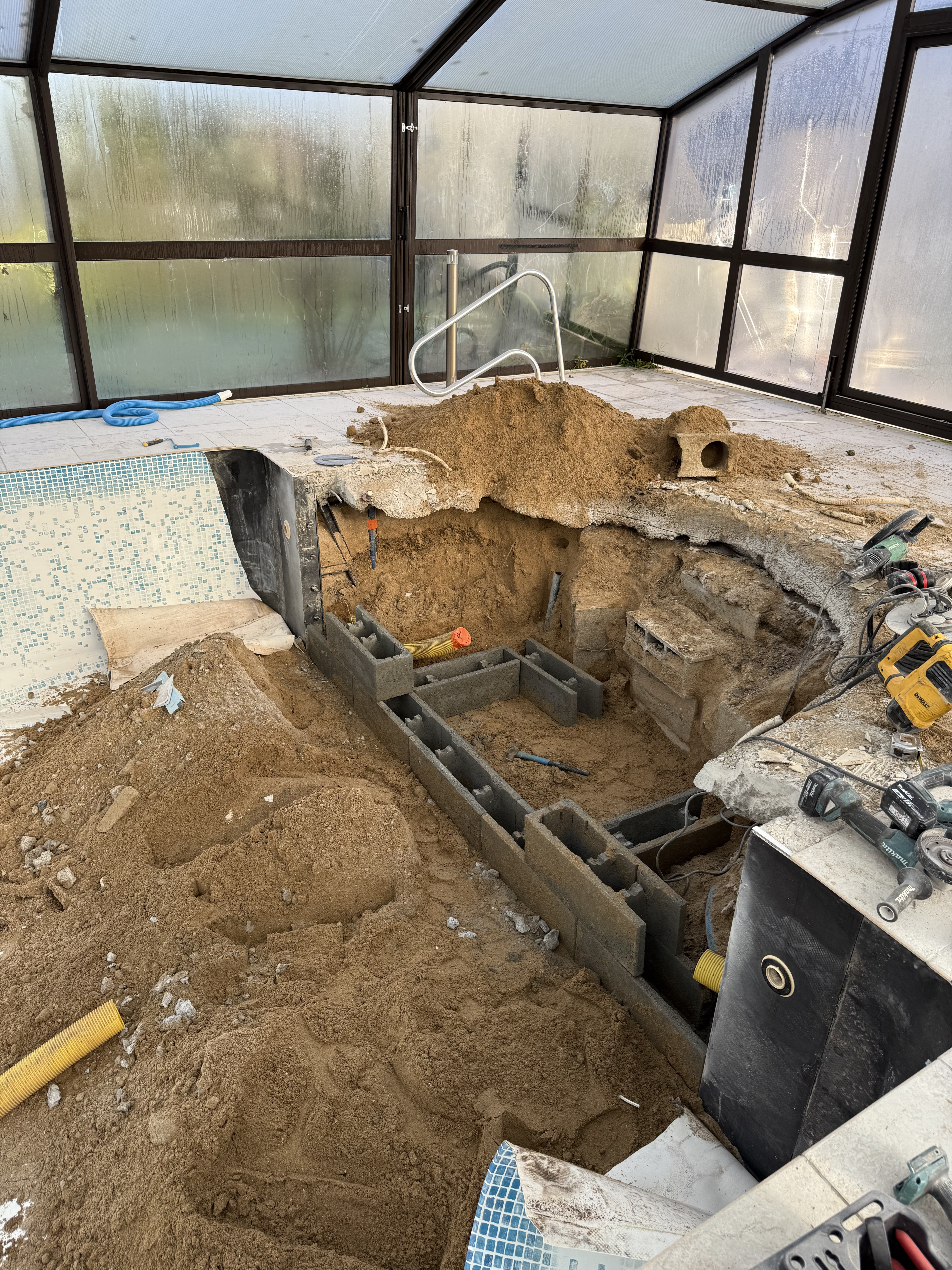 Escalier de piscine avant modification — phase de préparation chantier La Chapelle-des-Marais