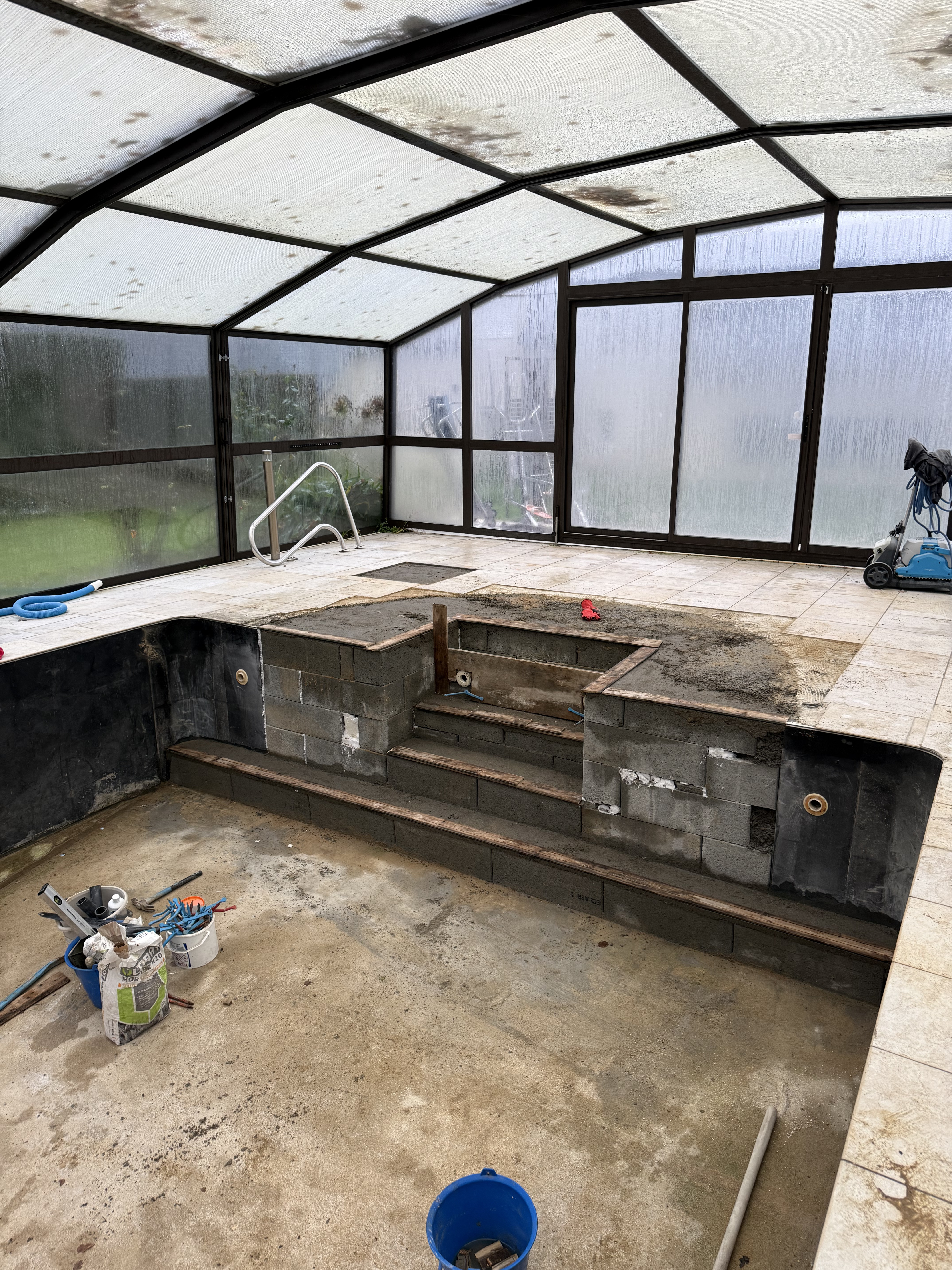 Modification de l'escalier de piscine en Stepoc avec coulage béton — La Chapelle-des-Marais