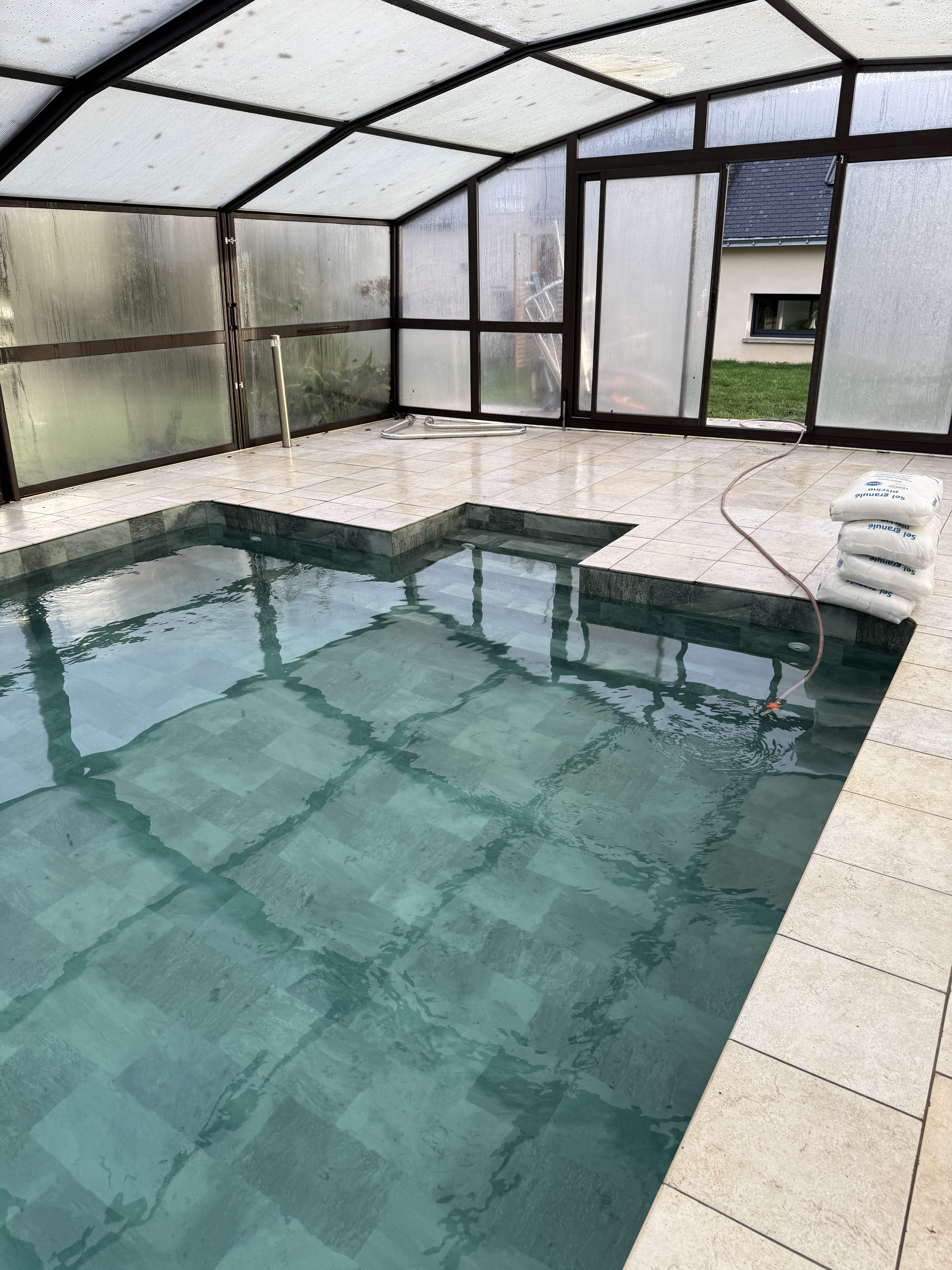 Piscine en cours de mise en eau après pose du PVC armé Bali — La Chapelle-des-Marais