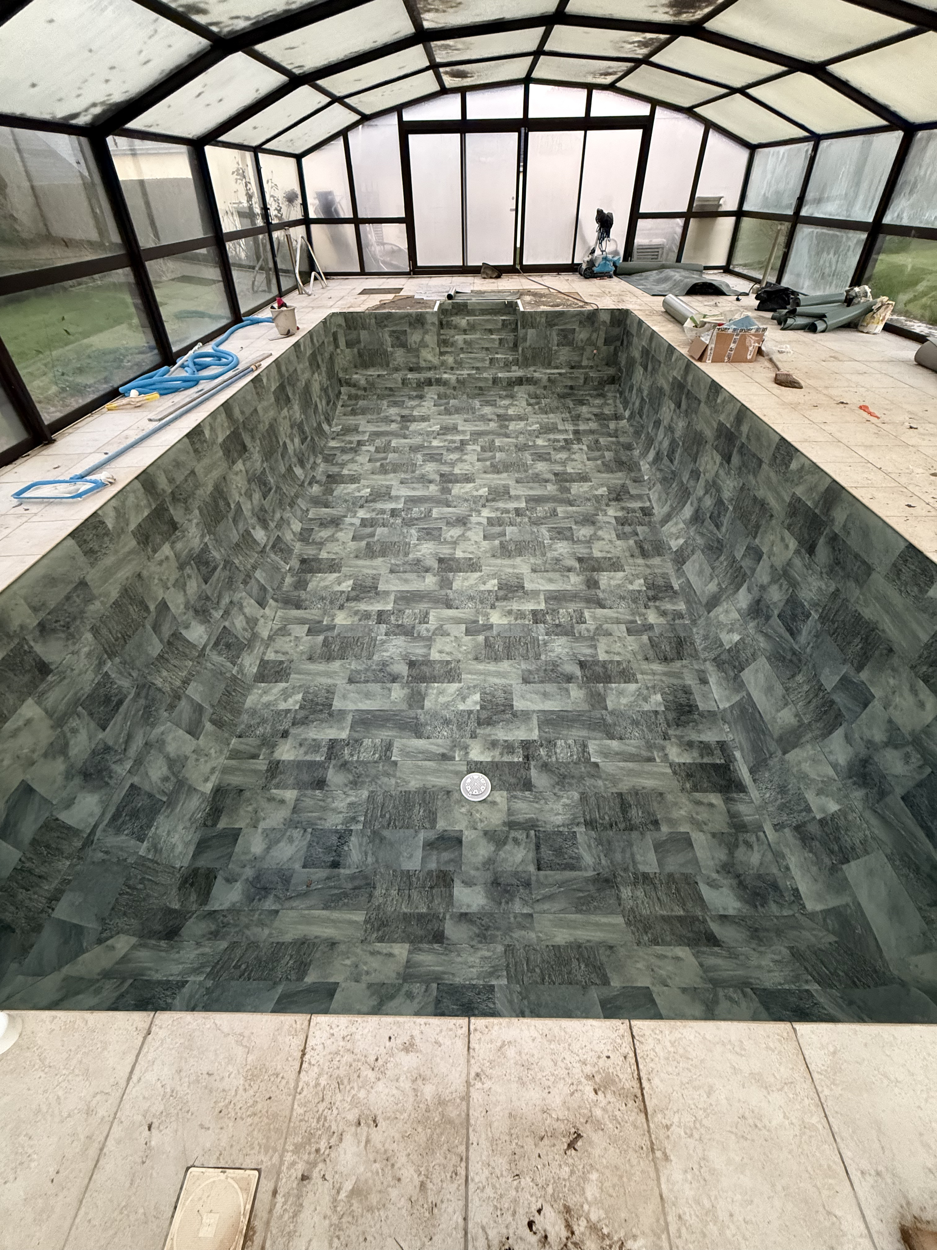 Nouveau PVC armé couleur Émeraude Bali posé sur la piscine rénovée — La Chapelle-des-Marais