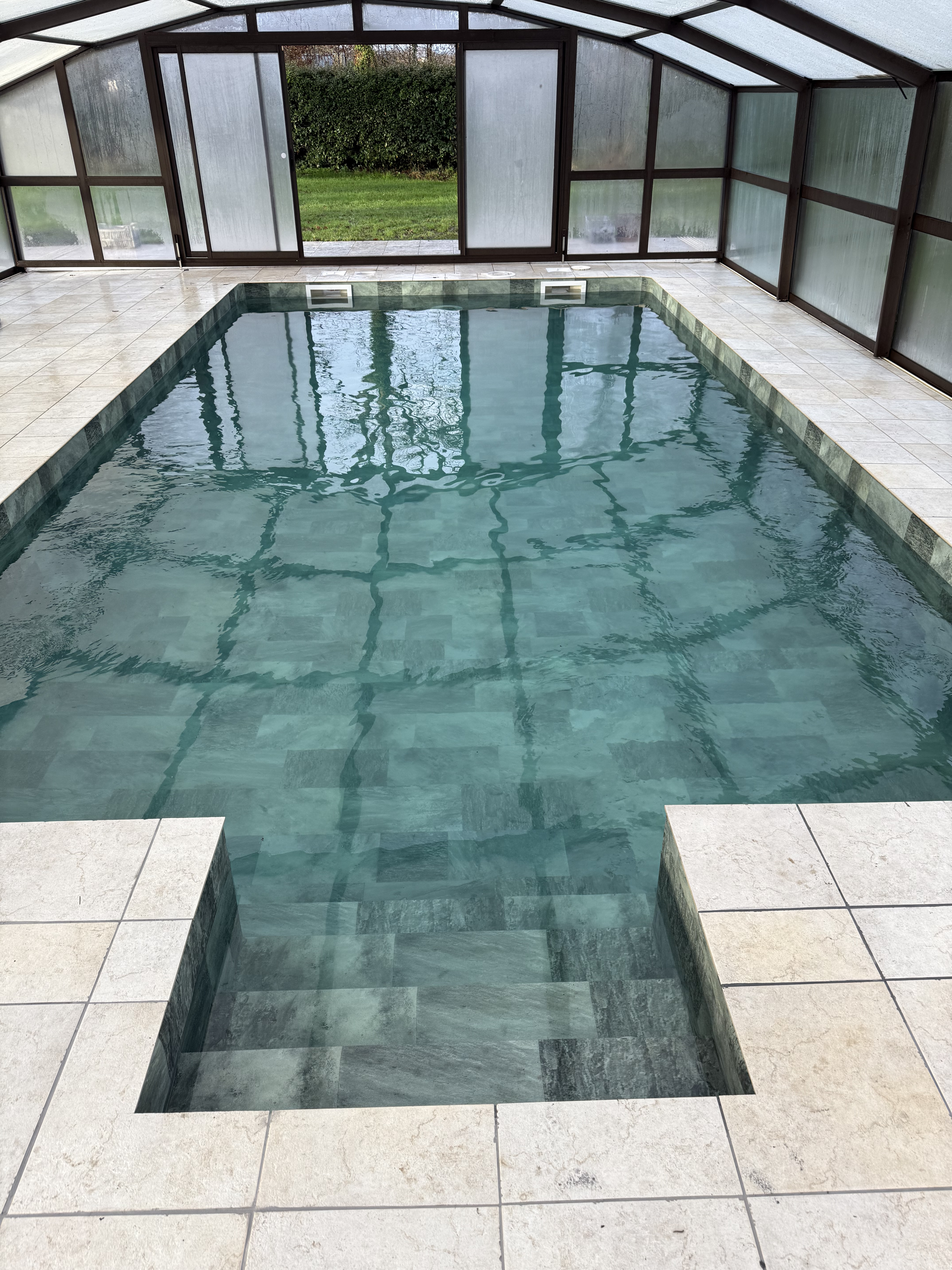 Piscine rénovée avec membrane armée couleur Bali — La Chapelle-des-Marais, L'eau Turquoise