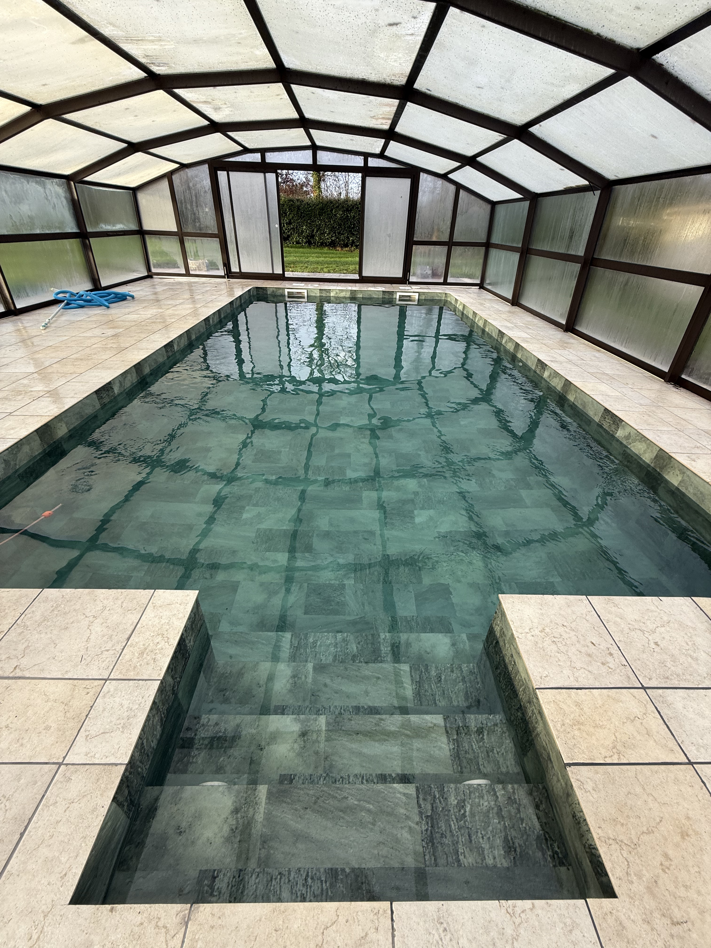 Piscine rénovée PVC armé Bali terminée — vue latérale La Chapelle-des-Marais