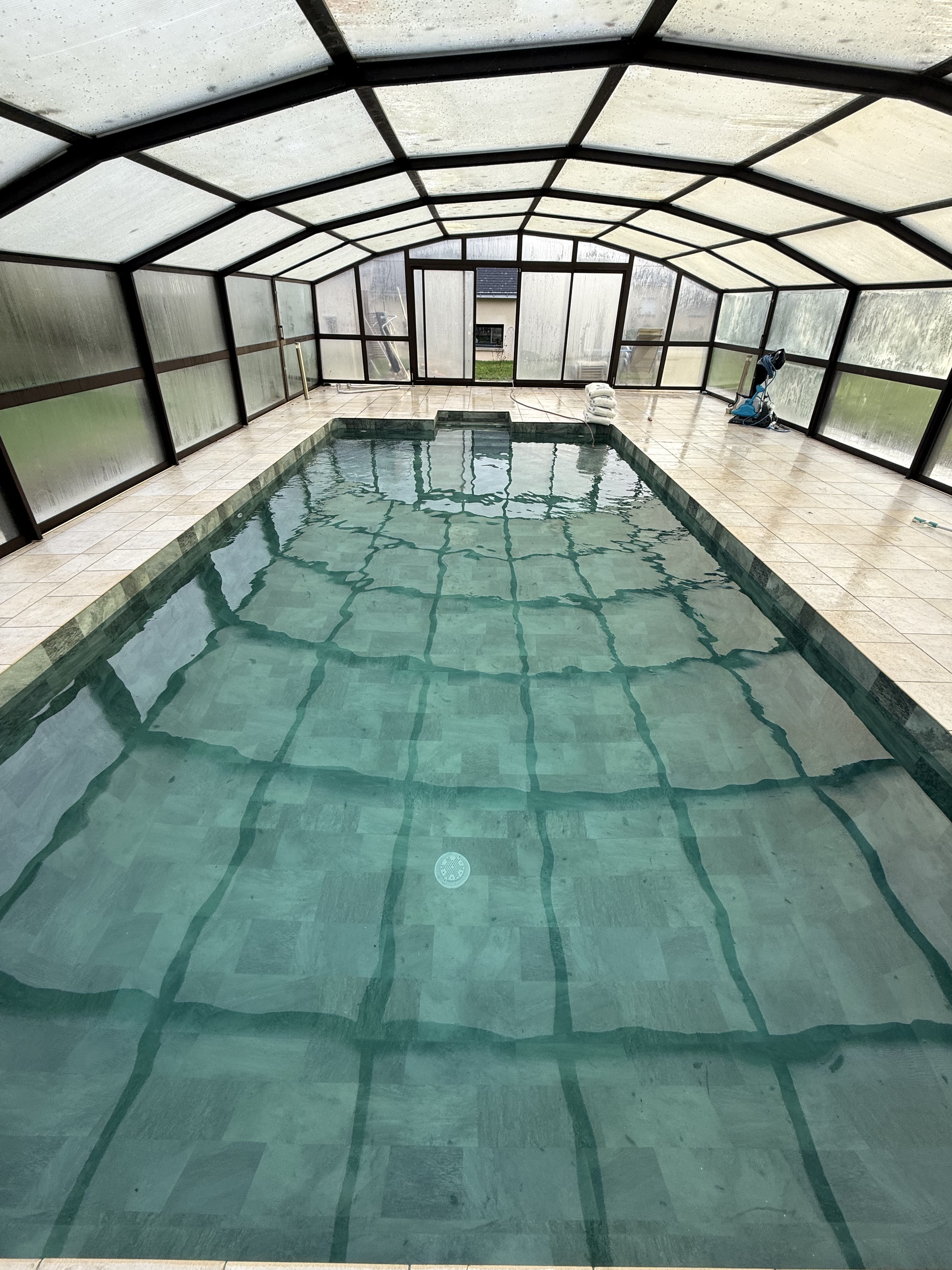 Piscine avec membrane armée couleur émeraude en eau — La Chapelle-des-Marais