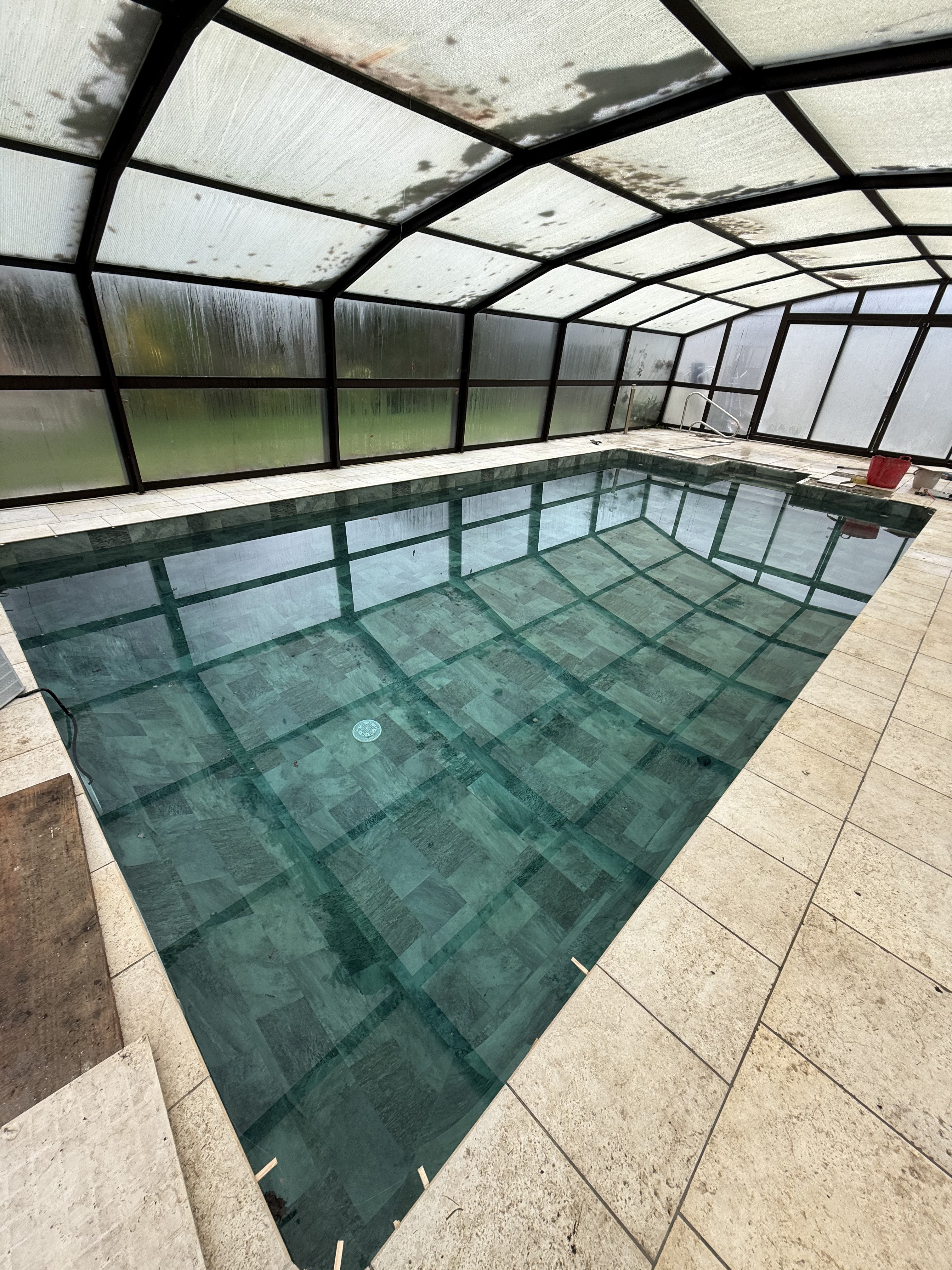 Vue du bassin rénové et de son eau cristalline — rénovation piscine La Chapelle-des-Marais